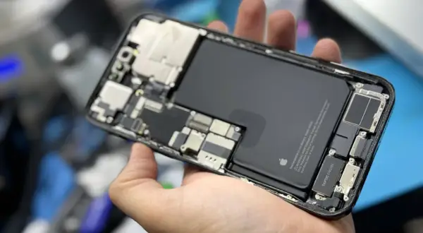 Wymiana baterii iPhone 12: objawy, koszty i najlepsze serwisy