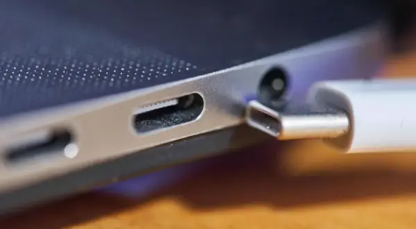 Nahaufnahme eines USB-C-Anschlusses an einem Laptop, bereit zum Aufladen oder zur Datenübertragung.