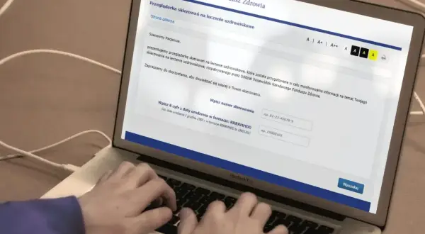 Jak sprawdzić kolejkę do sanatorium? Na ekranie laptopa widzisz stronę NFZ z formularzem do wpisania numeru skierowania i daty urodzenia.