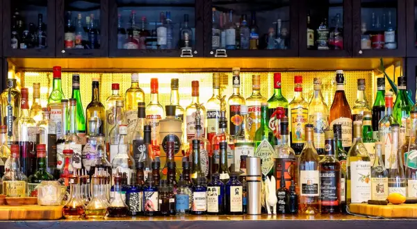 Wiele butelek alkoholu na barze. Czy na lotnisku można pić alkohol? Tutaj znajdziesz odpowiedź i wiele opcji do wyboru.