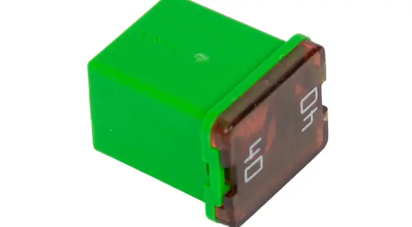Zielony bezpiecznik samochodowy z oznaczeniem 40 amp. To nie jest kryptowaluta AMP, lecz element elektryczny.