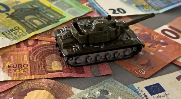 Ile zarabia kierowca w wojsku? Wynagrodzenie, dodatki i awanse.