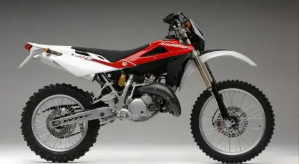 Husqvarna WRE 125 – poznaj mocne i słabe strony motocykla dual sport