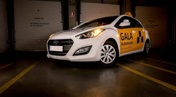 Coche de autoescuela "Gala" listo para enseñar a qué edad se puede sacar el carnet de conducir.