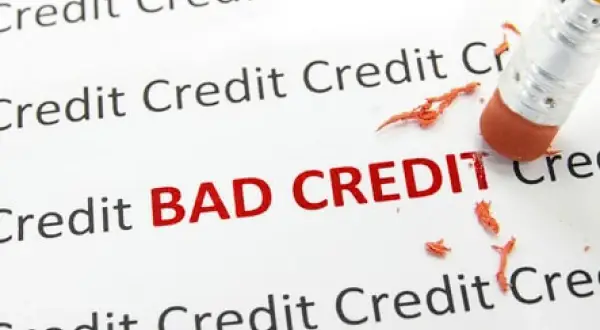 Gumka do mazania usuwa napis "BAD CREDIT" z białej kartki.