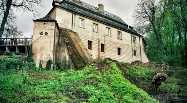 Pałac w Chlewiskach i okoliczne rezydencje – przewodnik