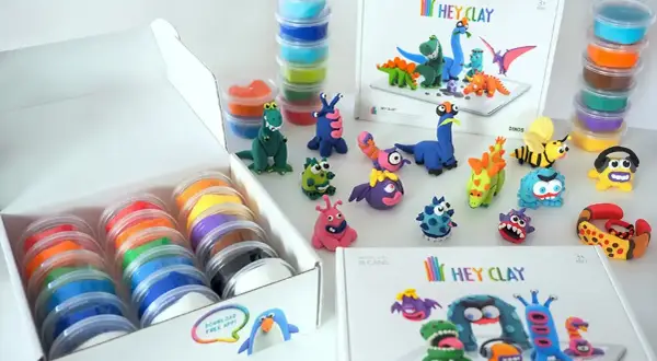 Zestaw piankoliny Hey Clay z dinozaurami i potworkami. Kolorowe masy do tworzenia własnych postaci.