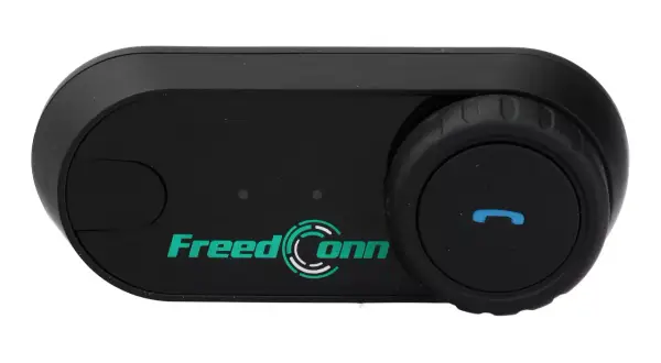 Czarny interkom motocyklowy FreedConn z zielonym logo i przyciskiem odbierania połączeń. Gotowy do parowania.