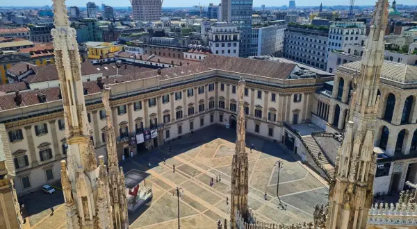 Blick vom Mailänder Dom auf die Piazza. Ein perfekter tagesausflug milan mit Blick auf historische Gebäude und moderne Wolkenkratzer.