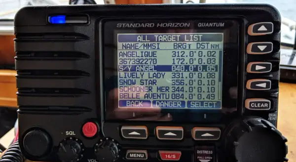 Un transponder AIS mostra una lista di bersagli con nomi, MMSI e distanze. Utile per capire cos'è un transponder e come funziona in navigazione.
