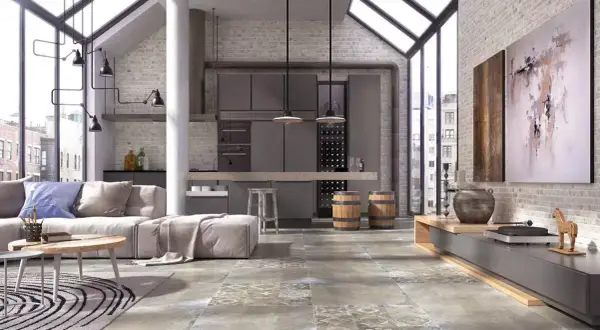 Nowoczesny salon z gres na podłodze w salonie czy to praktyczne bez ogrzewania podłogowego? Styl industrialny, cegła, duże okna.