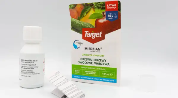 Opakowanie Miedzianu Extra 350 SC, środka grzybobójczego. Na etykiecie widnieje informacja o dawkowaniu na 50 L wody, idealne do ochrony drzew i warzyw.