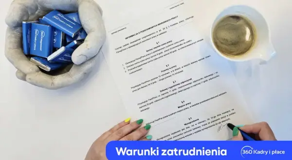 Dokument informujący o warunkach zatrudnienia, z czekoladkami "360 Kadry i płace" w dłoniach i filiżanką kawy.