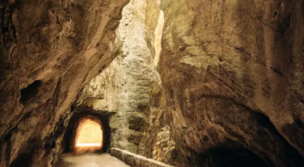 Sentiero scavato nella roccia, un tunnel naturale che porta alla luce. Il passo della forra è un'avventura geologica.