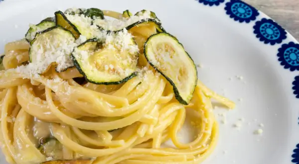 Makaron linguine z cukinią i parmezanem, danie jak z włoskiej trattorii, smakuje wybornie.