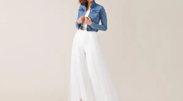 Brautkleid mit Jeansjacke kombinieren: Ein modernes Braut-Outfit mit Tüllhose und Jeansjacke.