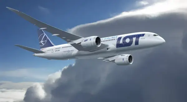 Dreamliner LOT-u, jedne z najlepszych linii lotniczych, wznosi się ponad chmurami.