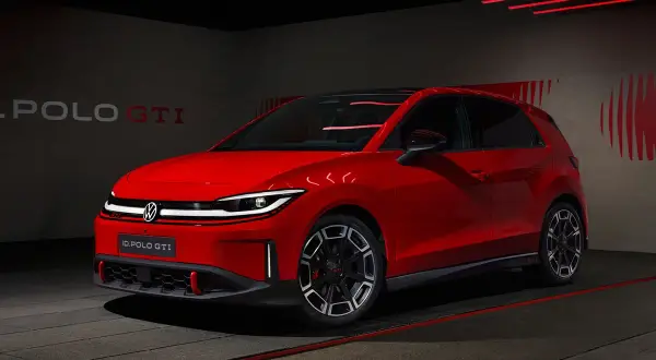 En röd elbil, en ID. Polo GTI, står i ett mörkt garage med röda ljusdetaljer.