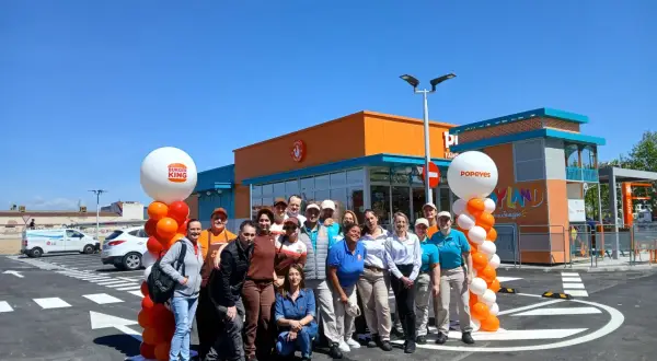 Equipo de Popeyes Zaragoza celebra la apertura. ¡Listos para servir el mejor pollo frito!
