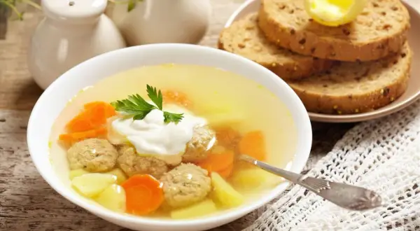 Przesolona zupa? 5 sprawdzonych sposobów, by ją uratować