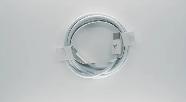 Biały kabel z końcówkami USB-C, zgodny ze standardem USB C, zwinięty na białym tle.
