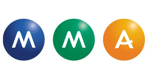 Trois cercles colorés (bleu, vert, orange) avec des lettres blanches : M, M, A. Une illustration pour une déclaration sinistre MMA habitation.