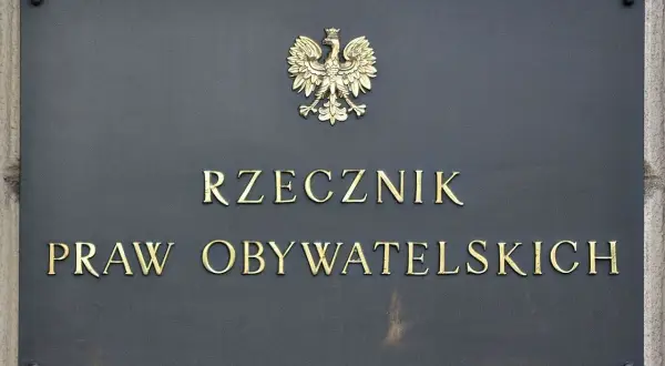 Tablica z godłem Polski i napisem "Rzecznik Praw Obywatelskich". To miejsce, gdzie można szukać pomocy, gdy naruszane są prawa obywatelskie.