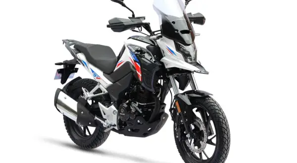 Nowy motocykl z owiewką i akcentami w barwach narodowych, idealny na pierwsze przygody z prawem jazdy A1.