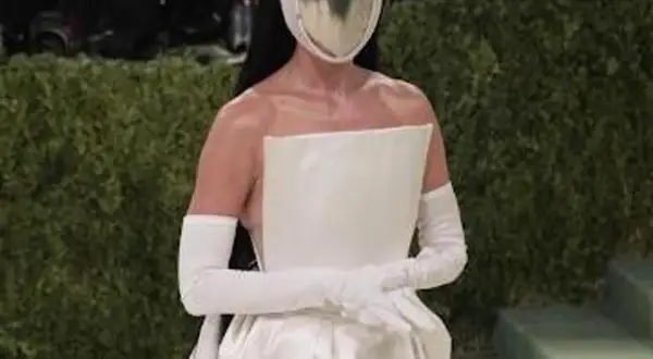 Katy Perry al Met Gala con un abito bianco futuristico e maschera argentata.