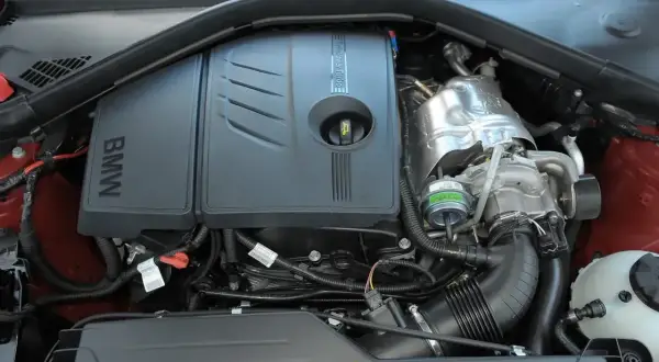 Silnik BMW 118d z turbosprężarką TwinPower Turbo.