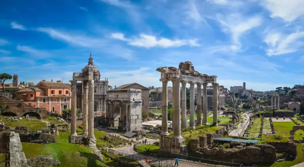 Antike Ruinen im Forum Romanum, Rom. Man fragt sich, wie viele Tage man hier verbringen kann, um alles zu erkunden.