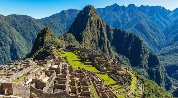 Machu Picchu, gdzie jest? To starożytne miasto Inków w Andach, Peru, otoczone zielonymi górami i błękitnym niebem.