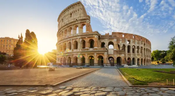 Colosseum i Rom badar i solljus. Visste du colosseum fakta att det kunde rymma upp till 80 000 åskådare?