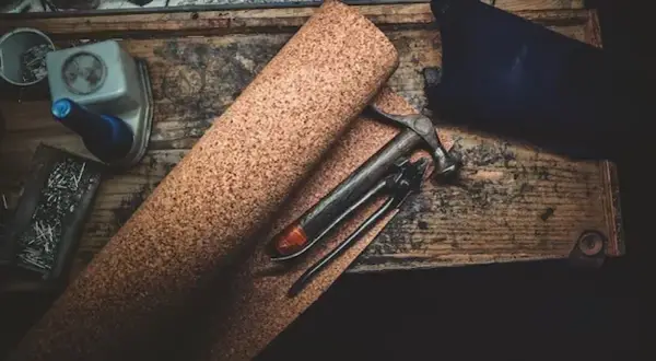 Jak wbijać gwoździe tapicerskie bez uszkadzania materiału?