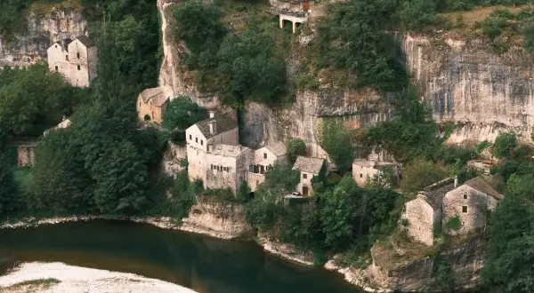 Villages perchés sur les falaises, un rêve pour visiter les gorges du Tarn en 3 jours.