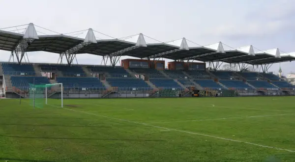 Pusta trybuna i zielona murawa stadionu Siarki Tarnobrzeg.
