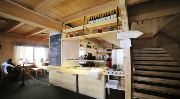 Gdzie zjeść w Małym Cichym? Sprawdzone ciche restauracje z lokalnym jedzeniem