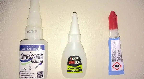 Trois tubes de colle instantanée, dont un "turkana fishing", prêts à l'emploi. Le temps de séchage Loctite est rapide.