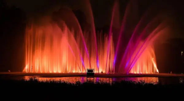 Spektakuläre Wasserlichtkonzerte in Orange und Pink tauchen die Nacht in ein magisches Licht. Diese faszinierenden Fotos zeigen die Kraft des Wassers.