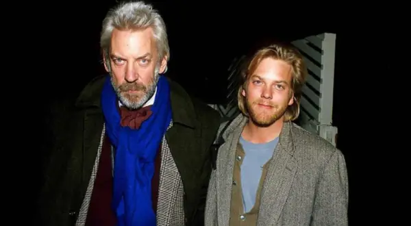 Donald Sutherland mit seinem Sohn Kiefer. Ein Vater-Sohn-Moment, der die Familiengeschichte der Donald Sutherland Kinder widerspiegelt.