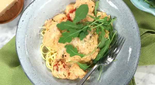 Lax pasta i krämig sås med crème fraiche, toppad med ruccola. En härlig rätt med smak av hav.