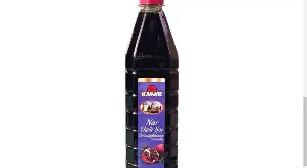 Butelka tureckiego sosu z granatu Kavak. Idealny do dań i deserów, inspiruje do tworzenia nowych przepisów.
