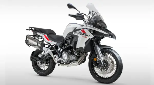 Biały motocykl turystyczny Benelli TRK 502X. Zastanawiasz się, jakie prawo jazdy na motor 250? Ten model wymaga kategorii A2.