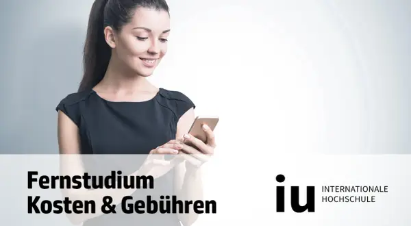 Junge Frau mit Pferdeschwanz blickt lächelnd auf ihr Smartphone. Text: Fernstudium Kosten & Gebühren. Logo: IU Internationale Hochschule.