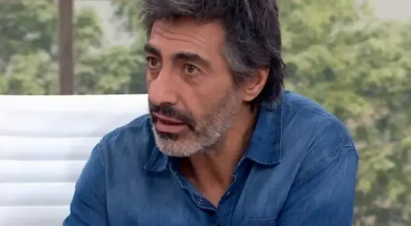 Juan del Val, con su característica barba y camisa vaquera, reflexiona en un plató de televisión.