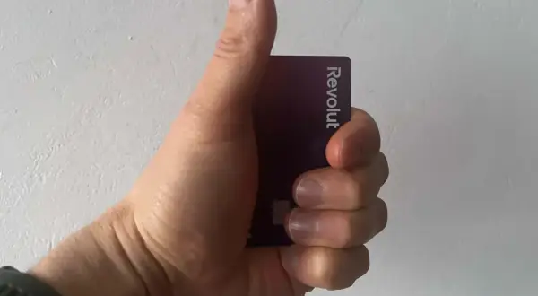 Kciuk w górę z kartą Revolut. Czy revolut to bank? To pytanie zadaje sobie wielu użytkowników.