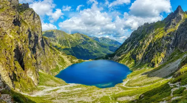 Morskie Oko, Tatry. Ciekawostki o tym jeziorze zachwycają. Otoczone szczytami, z błękitną wodą, zaprasza do odkrywania.