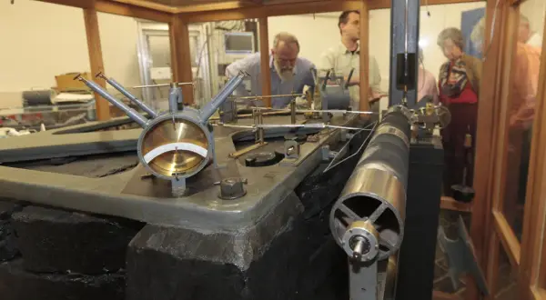 Seismograph in der Erdbebenwarte Bensberg. Besucher betrachten die historische Technik zur Messung von Erdbeben.