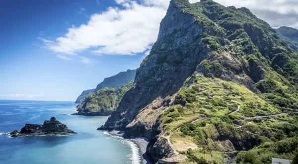 Paysage spectaculaire de Madère, avec ses falaises verdoyantes plongeant dans l'océan bleu. Idéal pour savoir quand partir à Madère.