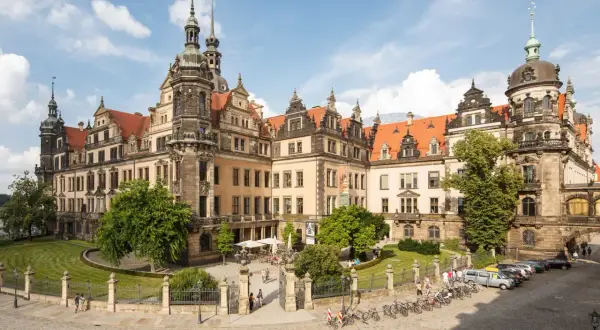 Das Residenzschloss in Dresden, Heimat der Schatzkammer Dresden, mit seinen Türmen und dem Innenhof.
